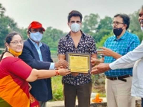 सोनू सूद को ग्रामोदय बंधु मित्र अवार्ड का मिला सम्मान